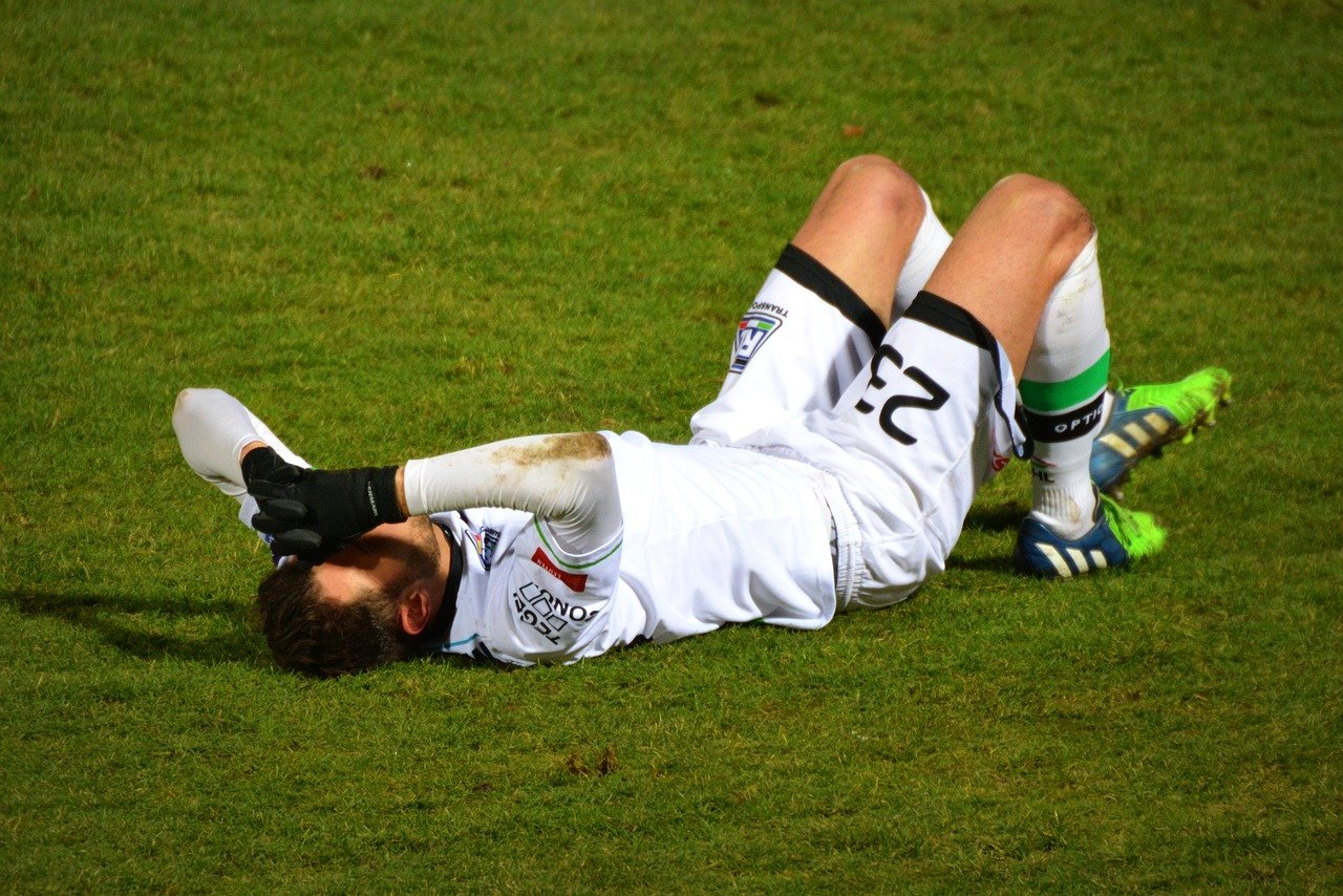 il s'agit d'un sportif blessé, au sol